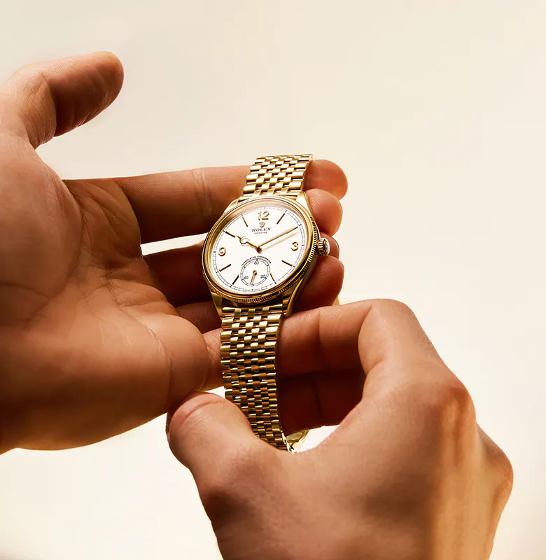 Fermaglio invisibile Crownclasp con chiusura pieghevole. 
